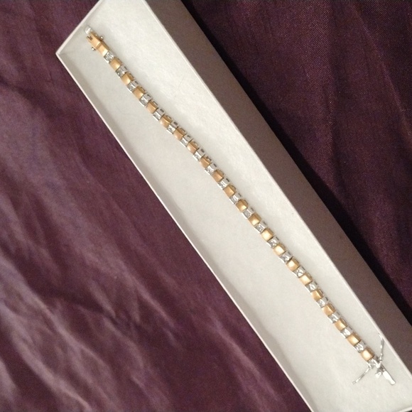 Unbranded Jewelry - Lovely 7" bracelet - silver with gold tone finish & clear glass stones